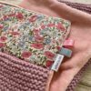 Couverture tricotée main et polaire/ Liberty Poppy Hortensias/ Vieux Rose Bleu – Image 2