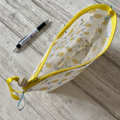Trousse toilette enduite MM/ Citrons, blanc jaune – Image 2