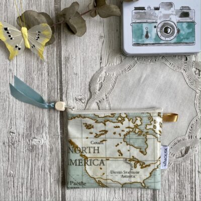 Trousse discrétion enduite / motif Tour du monde, aqua beige