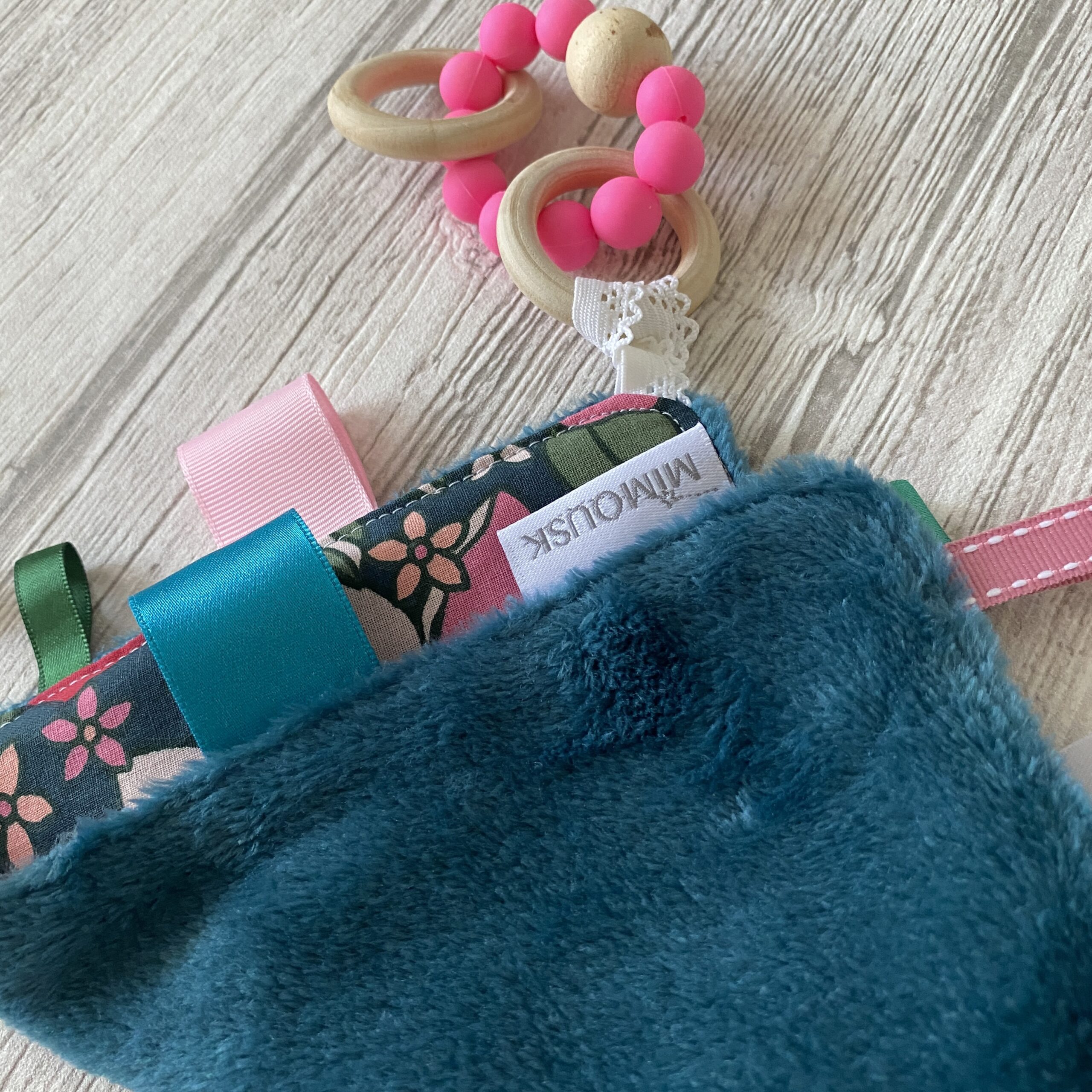 Doudou anneau de dentition, bois et silicone/ Fleurs retro sunflower / rose rouge vert – Image 2