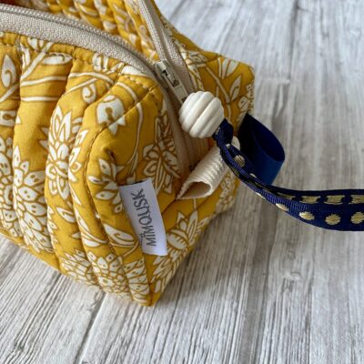 Trousse carrée matelassée / Tissu indien jaune beige – Image 3