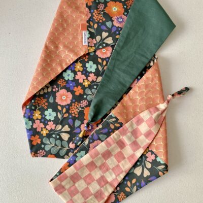 Foulard triangle 8 / Floral dolores damier éventails/ rose vert corail – Image 3