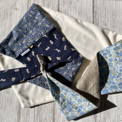Foulard triangle doudou / Marine beige doré lapins Liberty – Image 3