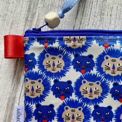 Trousse enduite enfant / Lions / Bleu rouge – Image 2
