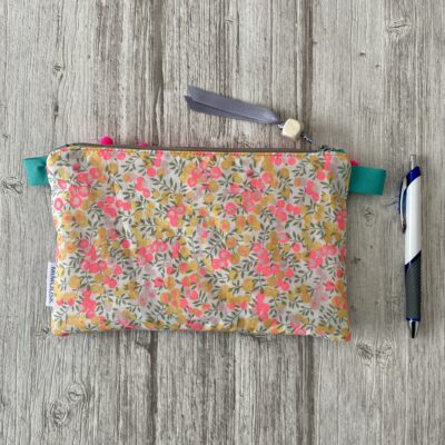 Pochette brodée fleurs/ Jean et Liberty, pompons rose fluo – Image 2