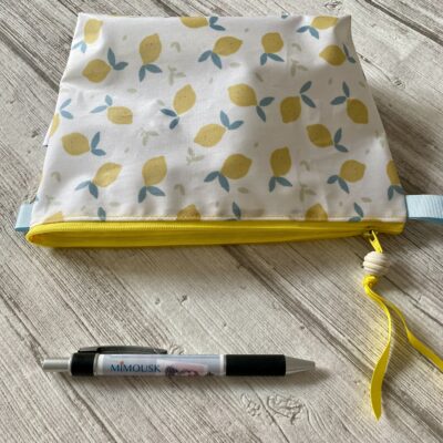 Trousse toilette enduite MM/ Citrons, blanc jaune – Image 3