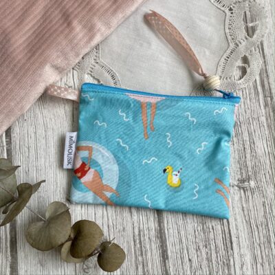 Trousse discrétion enduite / motif Baigneuse, bleu rose jaune – Image 3