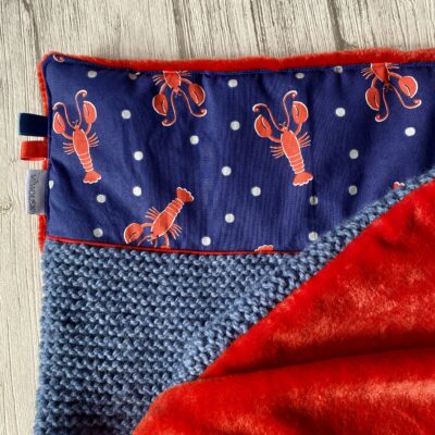 Couverture tricotée main et polaire - Homards / Marine Rouge – Image 5