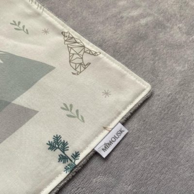 Tapis à langer nomade / forêt d'hiver origami – Image 6
