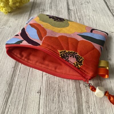 Pochette matelassée / Grosses Fleurs / orange rose jaune ciel vert