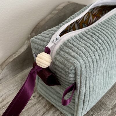 Trousse carrée velours / Vert de gris, doublure cocoa pods ocre – Image 2