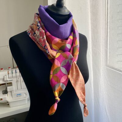 Foulard triangle 3 / Rosaces Liberty Carreaux / violet fuschia corail