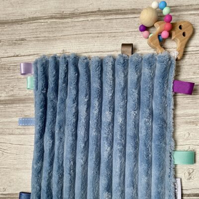 Box naissance Loup 4 produits: couverture, bavoir, lingettes, doudou anneau de dentition – Image 10