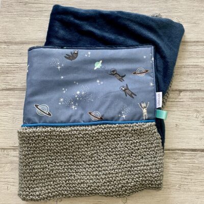 Couverture tricotée main et polaire/ Espace Moon/ Bleu, gris, marine – Image 3
