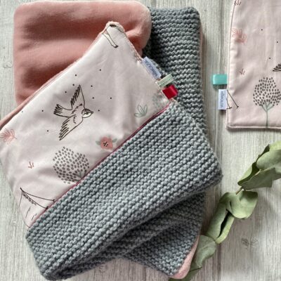 Couverture motif Forêt enchantée, tricotée main et polaire - Rose