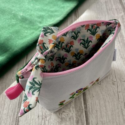 Trousse brodée fleurs/ Jean et velours vert, noeud fleuri – Image 4