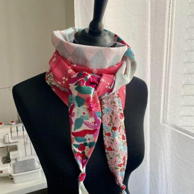 Foulard triangle 10 / Arlequin broderie fleurs/ rose ciel – Image 3