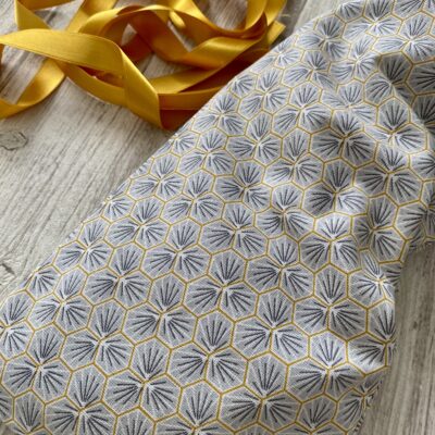 Bouillotte longue XL pour cervicales en graines de lin bio/ fleur geom gris jaune – Image 2