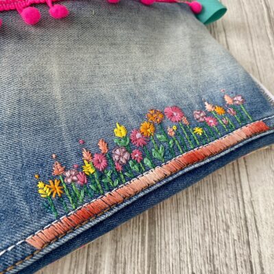 Pochette brodée fleurs/ Jean et Liberty, pompons rose fluo – Image 4