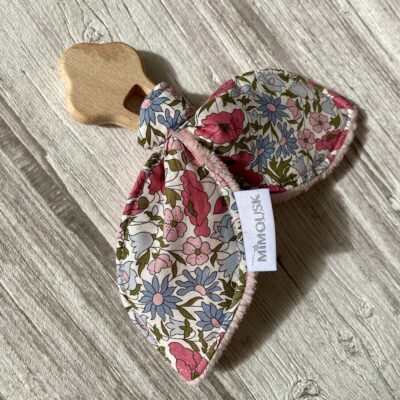 Hochet oreilles / Anneau de dentition bois -Liberty Poppy hortensias Rose – Image 3