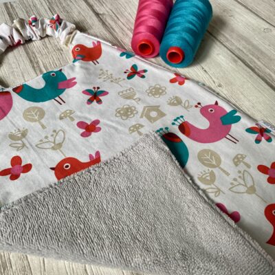 Serviette élastiquée coton et éponge bambou / Oiseaux folk/ blanc vert rose – Image 2