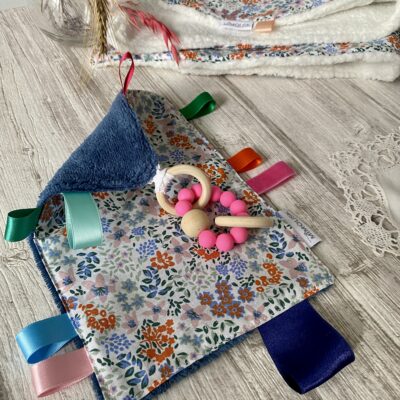 Doudou anneau de dentition, bois et silicone, Fleuri viva Ciel/Rouge