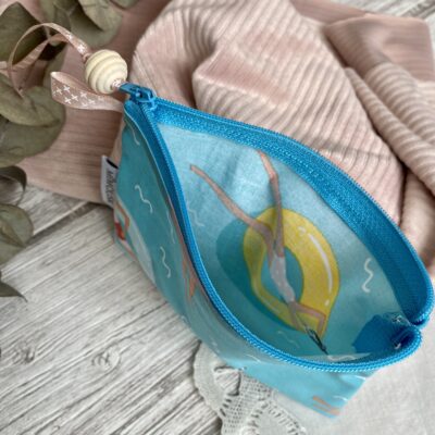 Trousse discrétion enduite / motif Baigneuse, bleu rose jaune – Image 4