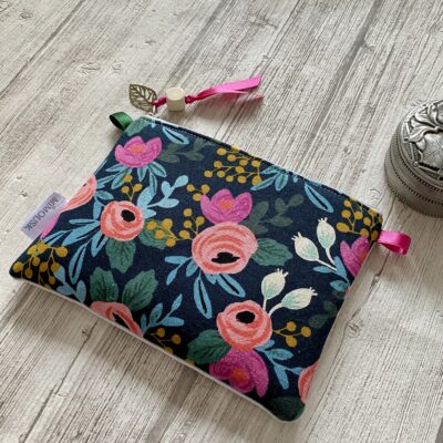 Trousse brodée / Dos tissu Rifle / jean clair, broderie main fleurie – Image 2