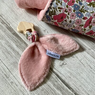 Hochet oreilles / Anneau de dentition bois -Liberty Poppy hortensias Rose – Image 2