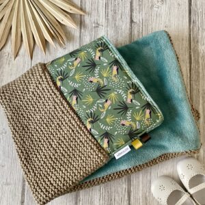 Couverture tricotée main et polaire/ Perroquets / Vert Beige