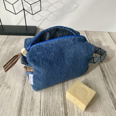 Trousse carrée éponge bambou / Bleu, doublée chevrons