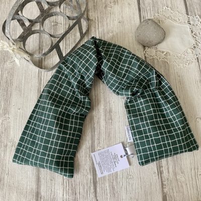 Bouillotte longue XL pour cervicales en graines de lin bio, vert sapin carreaux blancs
