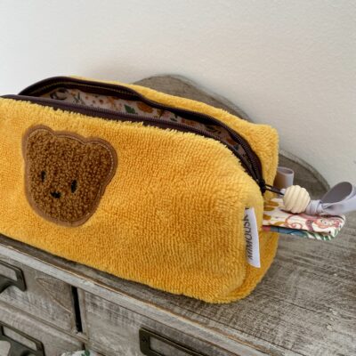 Trousse carrée éponge bambou / Patch nounours / Moutarde – Image 3