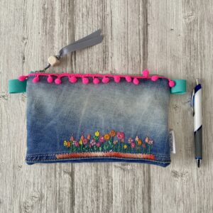 Pochette brodée fleurs/ Jean et Liberty, pompons rose fluo