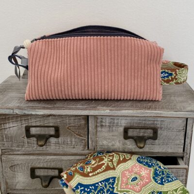 Trousse carrée velours / Rose, doublure tissu indien vert rose bleu – Image 2