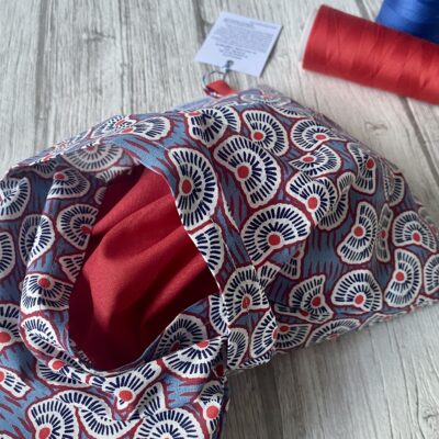 Bouillotte rectangulaire en graines de lin bio / Eventails wax bleu rouge – Image 3