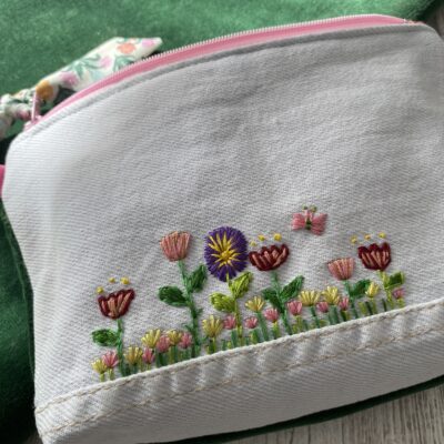 Trousse brodée fleurs/ Jean et velours vert, noeud fleuri – Image 2