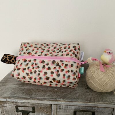 Trousse toilette enduite cube/ Confetti / Léopard rose, beige, ciel – Image 2