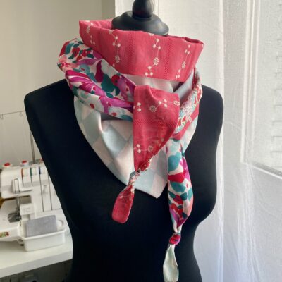 Foulard triangle 10 / Arlequin broderie fleurs/ rose ciel