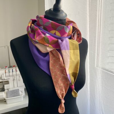 Foulard triangle 3 / Rosaces Liberty Carreaux / violet fuschia corail – Image 2