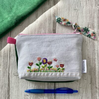 Trousse brodée fleurs/ Jean et velours vert, noeud fleuri – Image 5