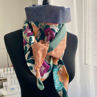 Foulard triangle 1 / fleurs éventails pois / vert rose corail marine