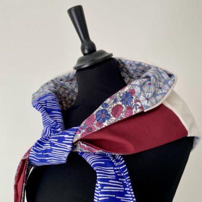 Foulard triangle doudou / Fleuri bordeaux bleu outremer lekker – Image 6
