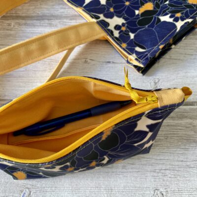 Petit cabas+Trousse / Enduit Grosses fleurs, marine jaune noir – Image 4