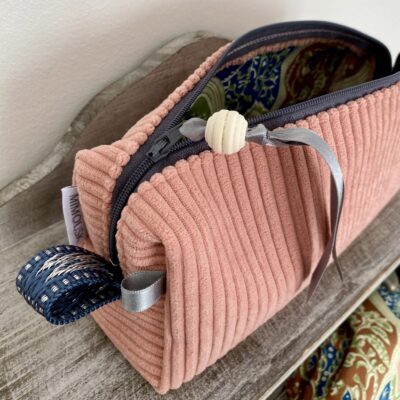Trousse carrée velours / Rose, doublure tissu indien vert rose bleu – Image 3