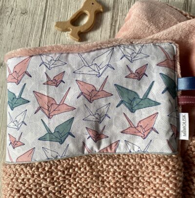 Couverture tricotée main et polaire - Grues origami / Rose blanc Ciel – Image 2