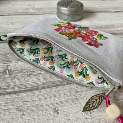 Trousse brodée / Dos tissu Rifle / jean clair, broderie main fleurie – Image 5