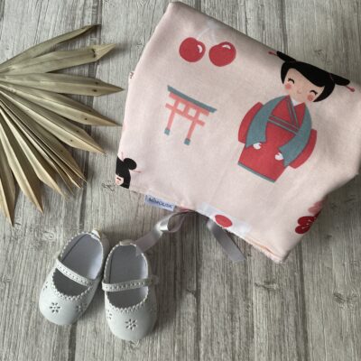 Tapis à langer nomade / motif kokeshi, éponge bio rose – Image 7