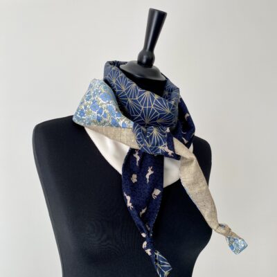 Foulard triangle doudou / Marine beige doré lapins Liberty – Image 2