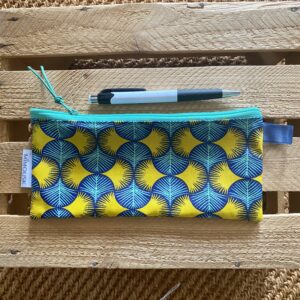 Trousse longue enduite, motif wax vert/jaune